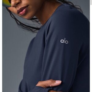 ALO Yoga Women's NAVY Long Sleeve Tee